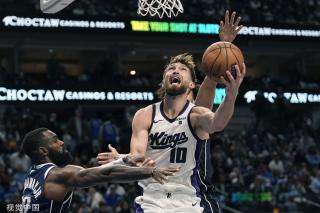 他在场外也 他在场外也